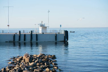 Hiç kimsesi olmayan mavi güzel bir deniz. özgürlük, gökyüzü ve su.