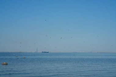 Hiç kimsesi olmayan mavi güzel bir deniz. özgürlük, gökyüzü ve su.