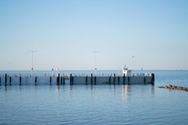 Hiç kimsesi olmayan mavi güzel bir deniz. özgürlük, gökyüzü ve su.
