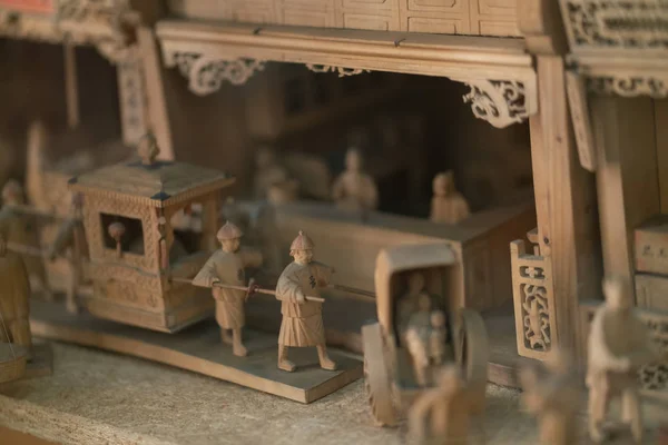 Урожай лялькового будиночка з історичними персонажами і цифрами — стокове фото