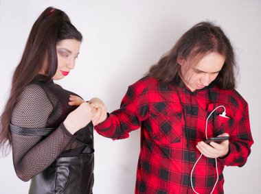 O akıllı telefon kullanırken Çekici seksi kadın adam baştan çıkarıyor