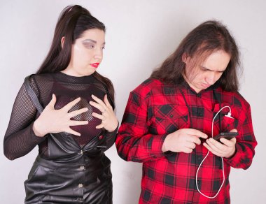 O akıllı telefon kullanırken Çekici seksi kadın adam baştan çıkarıyor