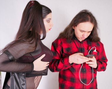 O akıllı telefon kullanırken Çekici seksi kadın adam baştan çıkarıyor