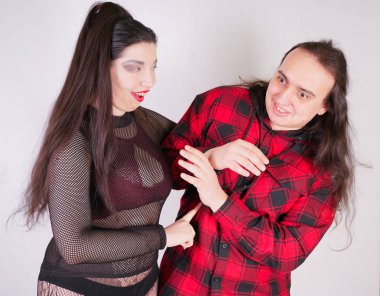 O akıllı telefon kullanırken Çekici seksi kadın adam baştan çıkarıyor