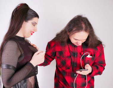 O akıllı telefon kullanırken Çekici seksi kadın adam baştan çıkarıyor