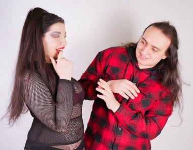 O akıllı telefon kullanırken Çekici seksi kadın adam baştan çıkarıyor