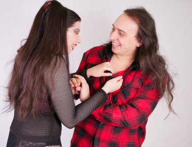 O akıllı telefon kullanırken Çekici seksi kadın adam baştan çıkarıyor