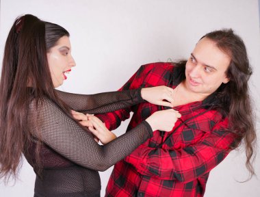 O akıllı telefon kullanırken Çekici seksi kadın adam baştan çıkarıyor