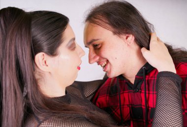 O akıllı telefon kullanırken Çekici seksi kadın adam baştan çıkarıyor