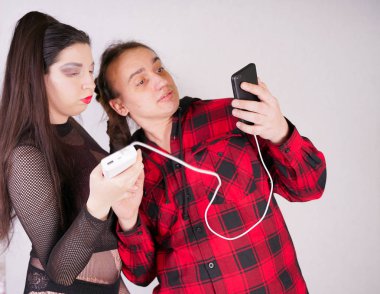 O akıllı telefon kullanırken Çekici seksi kadın adam baştan çıkarıyor