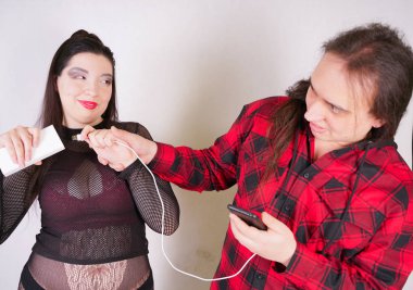 O akıllı telefon kullanırken Çekici seksi kadın adam baştan çıkarıyor