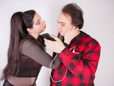 O akıllı telefon kullanırken Çekici seksi kadın adam baştan çıkarıyor