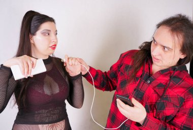 O akıllı telefon kullanırken Çekici seksi kadın adam baştan çıkarıyor