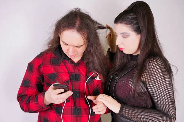 O akıllı telefon kullanırken Çekici seksi kadın adam baştan çıkarıyor