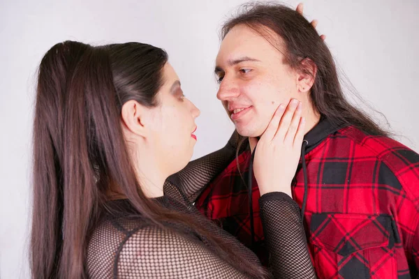 O akıllı telefon kullanırken Çekici seksi kadın adam baştan çıkarıyor