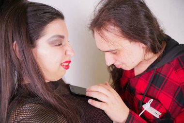 O akıllı telefon kullanırken Çekici seksi kadın adam baştan çıkarıyor