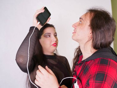 O akıllı telefon kullanırken Çekici seksi kadın adam baştan çıkarıyor