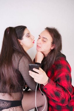 O akıllı telefon kullanırken Çekici seksi kadın adam baştan çıkarıyor