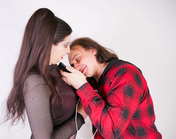 Atractiva mujer sexy está seduciendo al hombre mientras usa el teléfono inteligente — Foto de Stock