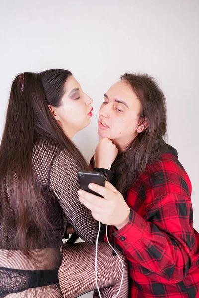 O akıllı telefon kullanırken Çekici seksi kadın adam baştan çıkarıyor