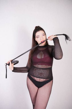 Şehvetli artı boyutu mix tek başına beyaz stüdyo arka plan siyah fetiş kostüm kadın yarıştı