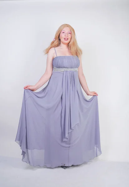 Junge Mischung Rasse glücklich erwachsene Frau in einem grauen langen Shiffon-Abendkleid — Stockfoto