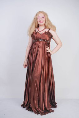 sevimli mix tüm vücut uzunluğu ile tek başına ayakta beyaz stüdyo arka plan üzerinde uzun resmi elbise artı boyutu kadın yarıştı