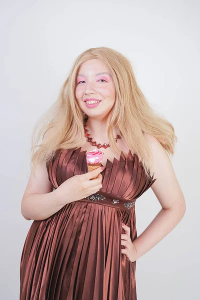 Menina comendo sorvete e olhando bonito no fundo do estúdio branco. feliz animado expressão retrato de multicultural asiático jovem mulher modelo . — Fotografia de Stock