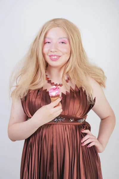 Девушка ест мороженое и выглядит мило на белом фоне студии. счастливое выражение лица портрет мультикультурной азиатской молодой женщины модели . — стоковое фото