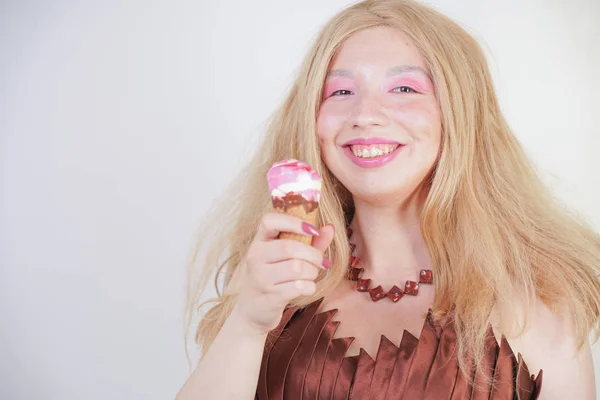 Chica comiendo helado y buscando lindo en fondo de estudio blanco. feliz excitado expresión retrato de multicultural asiático joven modelo . — Foto de Stock