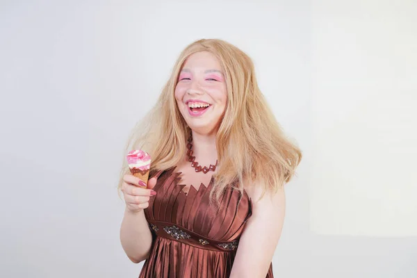 Chica comiendo helado y buscando lindo en fondo de estudio blanco. feliz excitado expresión retrato de multicultural asiático joven modelo . — Foto de Stock