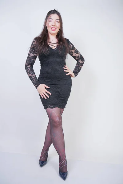 Hübsche Mischung raste plus Größe Mädchen in elegantem schwarzen Spitze Midi-Kleid auf weißem Studiohintergrund — Stockfoto