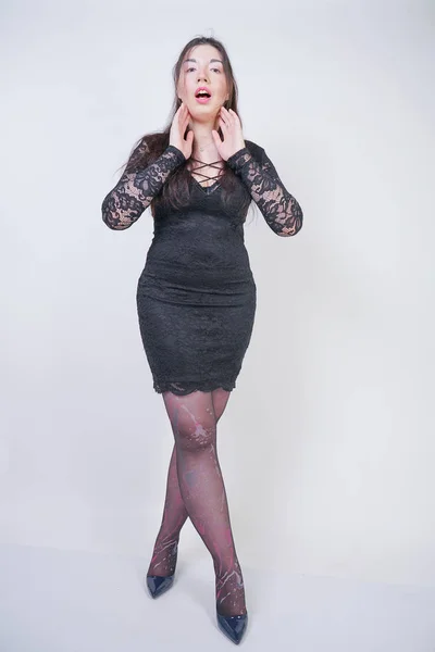 Grazioso mix corse plus size ragazza in elegante abito midi pizzo nero su sfondo bianco studio — Foto Stock