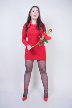 güzel mix gül ile beyaz stüdyo arka plan üzerinde zarif midi elbise artı boyutu kız yarıştı