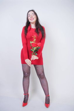 güzel mix gül ile beyaz stüdyo arka plan üzerinde zarif midi elbise artı boyutu kız yarıştı