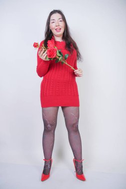 güzel mix gül ile beyaz stüdyo arka plan üzerinde zarif midi elbise artı boyutu kız yarıştı