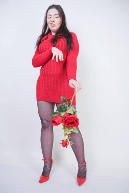 güzel mix yarıştı artı zarif midi kırmızı elbise boyutu kız beyaz stüdyo arka planda çiçek gül nefret ediyor