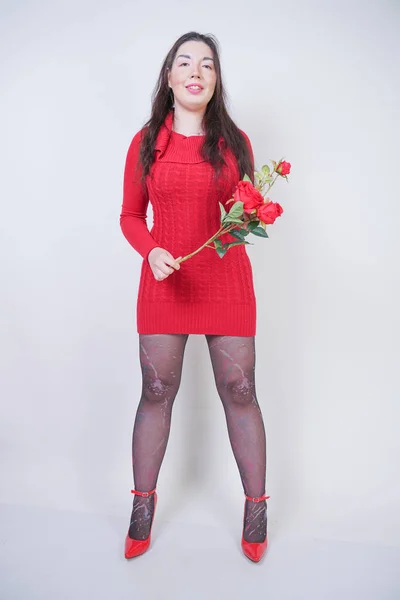 예쁜 믹스 레이스 플러스 크기의 소녀 에 우아한 미디 드레스 에 화이트 스튜디오 배경 와 장미 — 스톡 사진