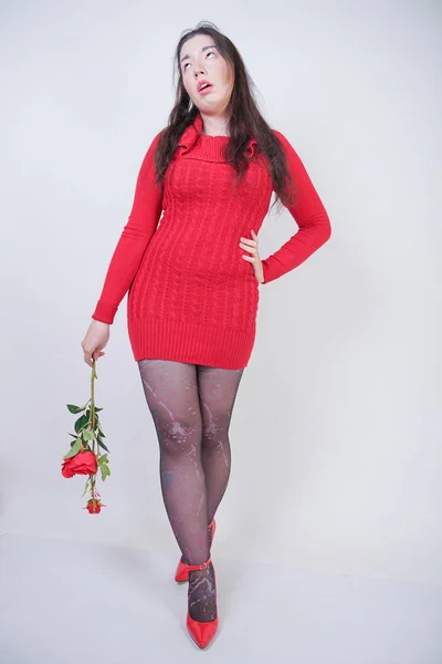 Bonita mezcla corrió más tamaño chica en elegante midi vestido rojo odia las flores rosas sobre fondo de estudio blanco —  Fotos de Stock