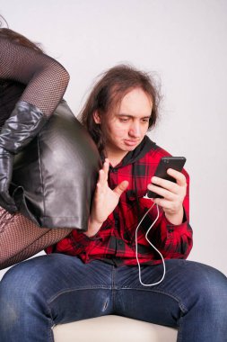 O beyaz arka plan üzerinde akıllı telefon kullanırken Çekici seksi kadın adam baştan