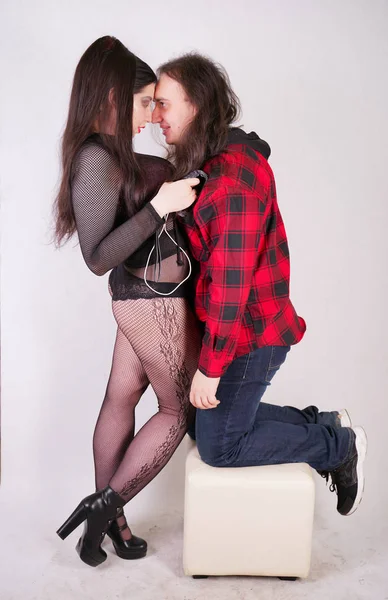 O beyaz arka plan üzerinde akıllı telefon kullanırken Çekici seksi kadın adam baştan