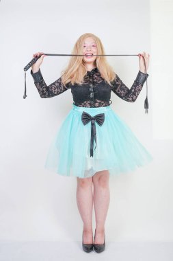 seksi sıcak artı boyutu kadın beyaz stüdyo arka plan üzerinde bdsm metresi kılığında