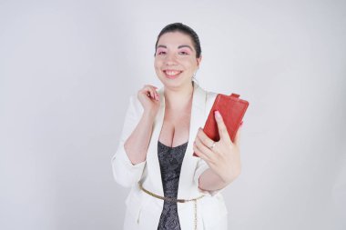 büyüleyici mix yarış artı beyaz bir iş ceketi boyutu kadın Studio beyaz arka planda elinde akıllı telefon ile selfie fotoğraf çekmek