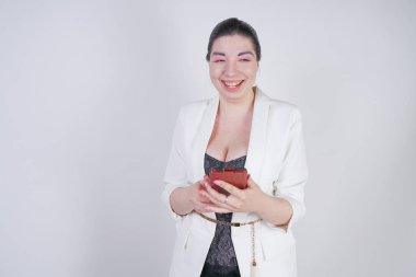 büyüleyici mix yarış artı beyaz bir iş ceketi boyutu kadın Studio beyaz arka planda elinde akıllı telefon ile görüntülü arama yapmak