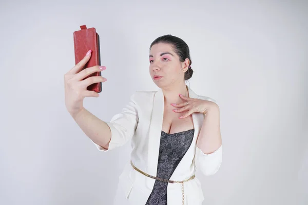 Bájos mix faji plusz méretű nőt egy fehér üzleti kabát figyelembe selfie fotó okos telefon a kezében fehér háttér Studio — Stock Fotó