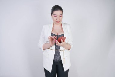 büyüleyici mix yarış artı studio beyaz arka plan üzerinde elinde akıllı telefon ile ayakta beyaz bir iş ceketi boyutu kadın