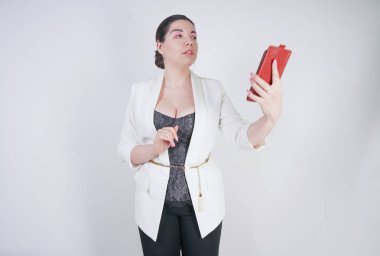 büyüleyici mix yarış artı studio beyaz arka plan üzerinde elinde akıllı telefon ile ayakta beyaz bir iş ceketi boyutu kadın