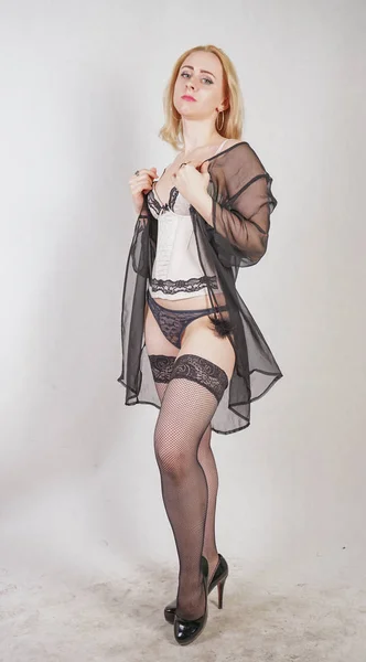 Sensuell kaukasiska Slim ung dam poserar i sexiga underkläder på vit Studio bakgrund. — Stockfoto