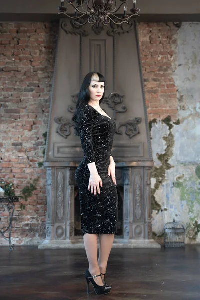 Gótico delgado caucásico chica en negro apretado vestido posando en su habitación —  Fotos de Stock