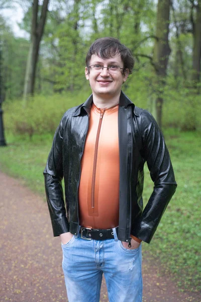 Sexy plus size nerd man in latex shirt wandelen buiten op straat alleen — Stockfoto